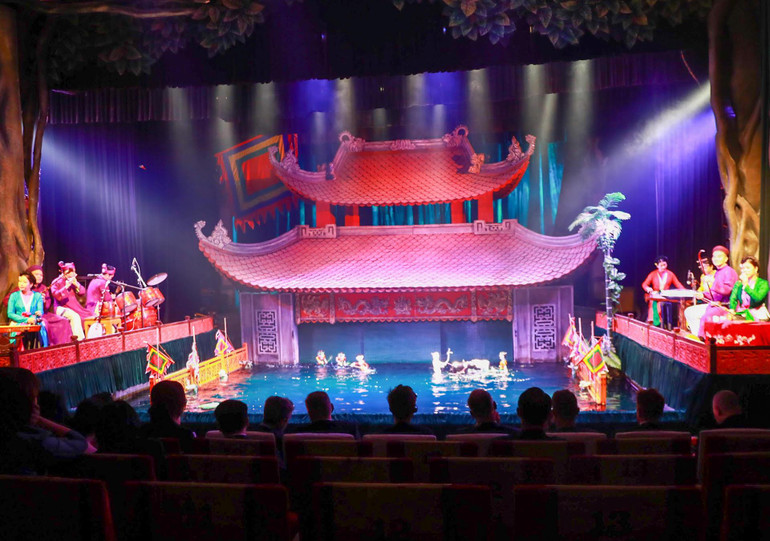 Buổi biểu diễn nghệ thuật múa rối nước truyền thống tại Nhà hát múa rối Thăng Long.