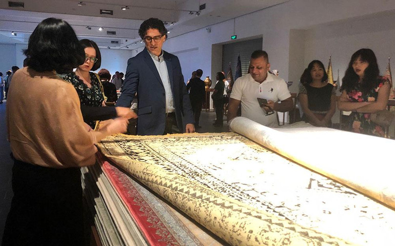Khách tham quan thích thú trước bộ sưu tập thảm Ba Tư. Khách tham quan thích thú trước bộ sưu tập thảm Ba Tư.