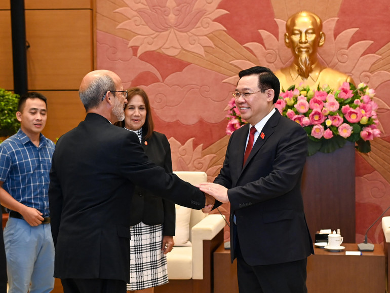 Chủ tịch Quốc hội Vương Đình Huệ với các thành viên đoàn đại biểu Quốc hội Cuba tại buổi tiếp.