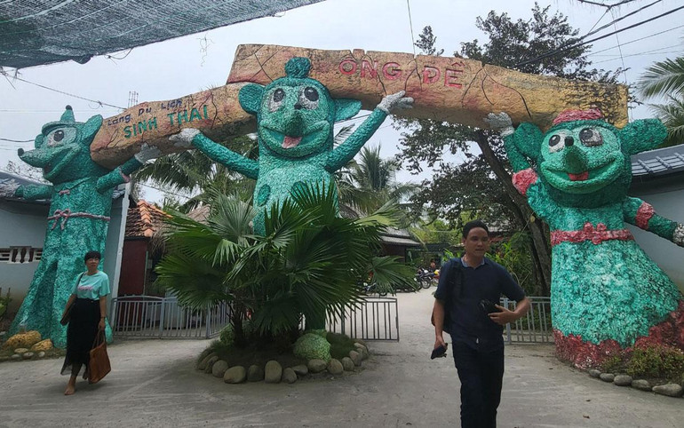 Cổng chào Làng du lịch sinh thái Ông Đề. Cổng chào Làng du lịch sinh thái Ông Đề.