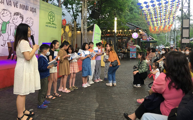 Giải thưởng hay quà tặng đều là những cuốn sách.