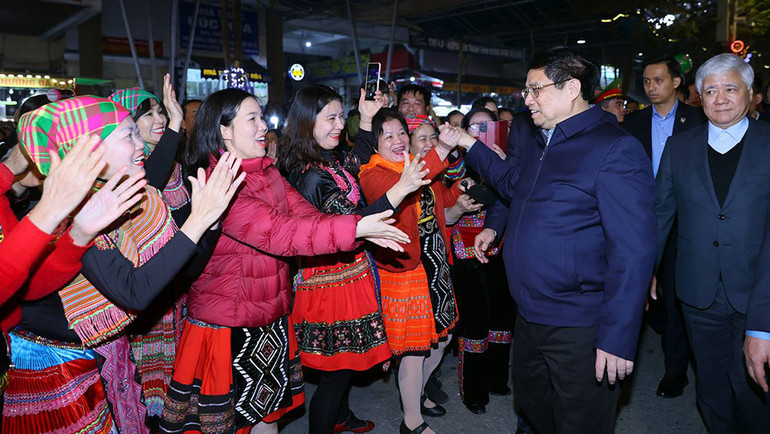 Thủ tướng Phạm Minh Chính cùng bà con các dân tộc tỉnh Cao Bằng.