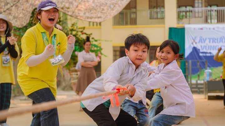 Các em nhỏ hào hứng với các trò chơi. Các em nhỏ hào hứng với các trò chơi.