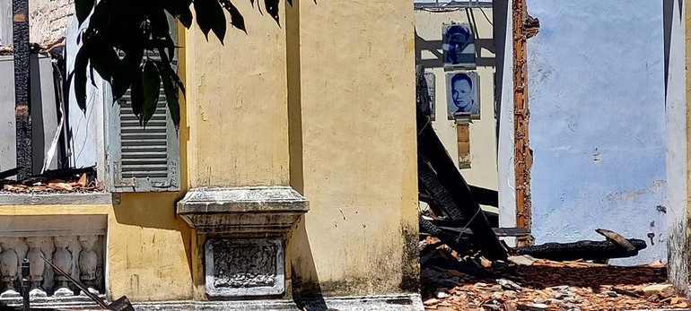 Nhiều hạng mục gỗ thuộc phần mái, trần của di tích bị cháy, hư hỏng nặng. Tuy nhiên nhiều tấm ảnh treo trên tường gần như không bị ảnh hưởng.