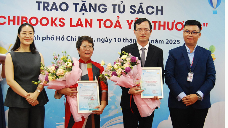 Đại diện Trường cao đẳng Việt-Mỹ tặng kỷ niệm chương cho Tổng Lãnh sự quán Trung Quốc tại Thành phố Hồ Chí Minh và Chibooks.