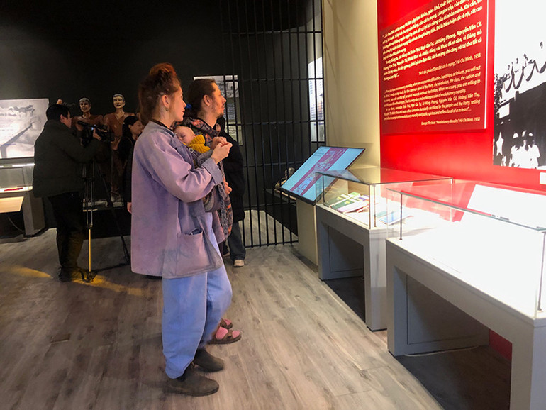 Khách du lịch nước ngoài tham quan triển lãm. Khách du lịch nước ngoài tham quan triển lãm.