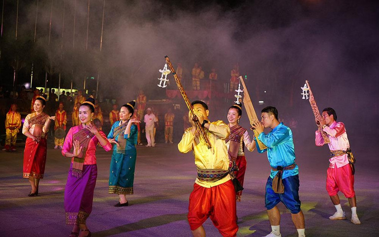 Tiết mục biểu diễn của đoàn nước bạn Lào.