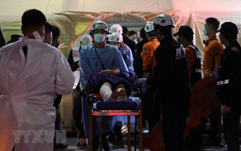 Lực lượng cứu hộ chuyển các nạn nhân tại hiện trường vụ giẫm đạp trong lễ Halloween ở Itaewon, Seoul, Hàn Quốc ngày 30/10/2022