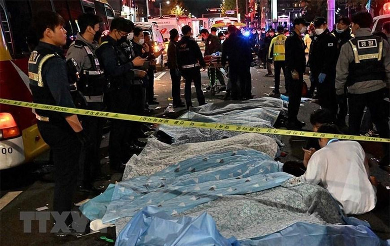 Lực lượng chức năng Hàn Quốc điều tra tại hiện trường vụ giẫm đạp trong lễ Halloween ở Itaewon, Seoul ngày 30/10/2022.