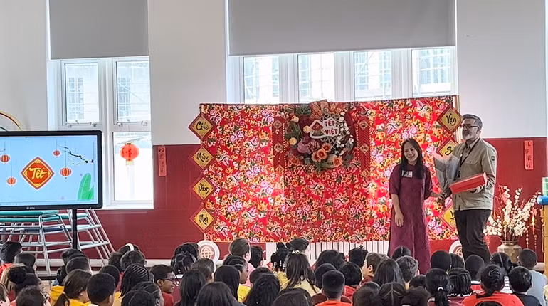 Trò chuyện với các em nhỏ về phong tục ngày Tết của người Việt. Trò chuyện với các em nhỏ về phong tục ngày Tết của người Việt.