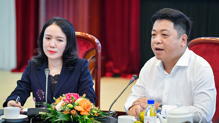 Phó Tổng Biên tập Báo Nhân Dân Quế Đình Nguyên và Giám đốc Sở Văn hóa và Thể thao Nghệ An Trần Thị Mỹ Hạnh giới thiệu những nét mới trong chương trình năm nay.