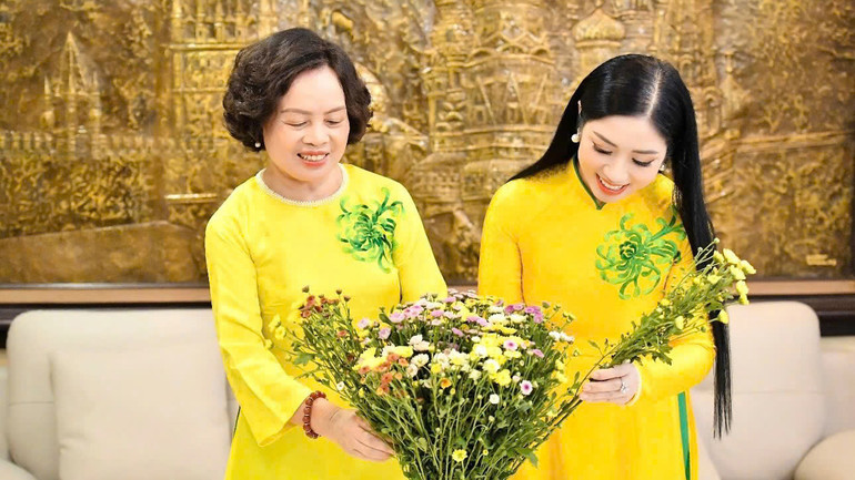 NSƯT Phương Nga và mẹ.