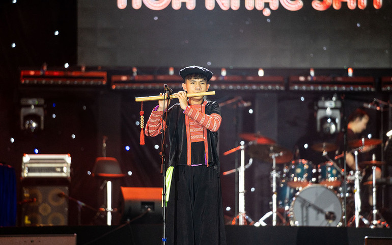 Hà Quang Thái trình diễn tại chương trình.