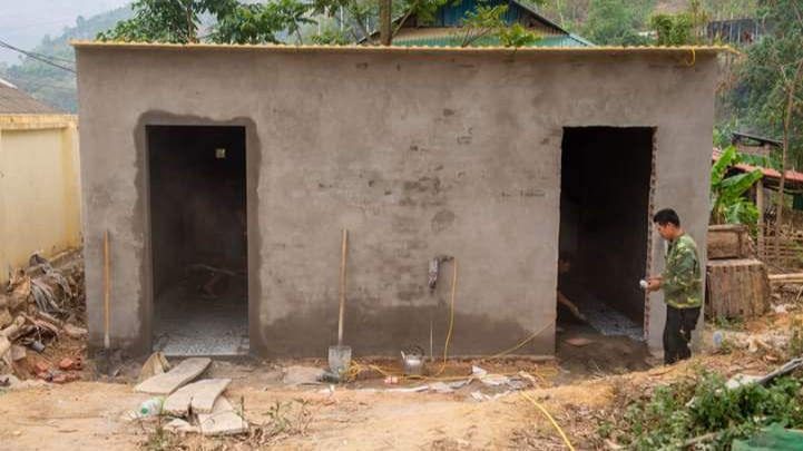 Khu vực vệ sinh của trường đang được thi công. Khu vực vệ sinh của trường đang được thi công.