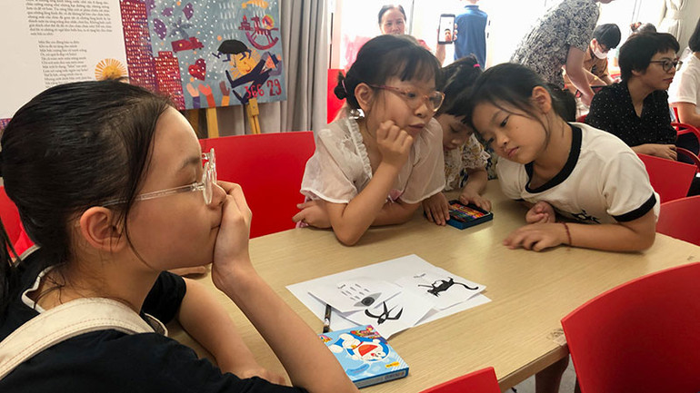 Các em nhỏ phải tự nghĩ và vẽ minh họa câu chuyện dựa trên từ khóa Ban Tổ chức cung cấp.