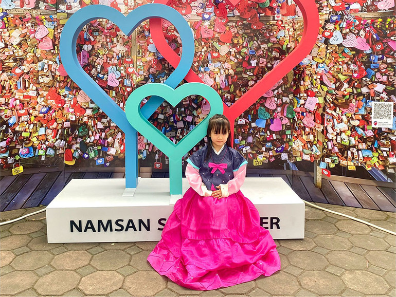 Em nhỏ chụp ảnh trong trang phục truyền thống của Hàn Quốc. Em nhỏ chụp ảnh trong trang phục truyền thống của Hàn Quốc.