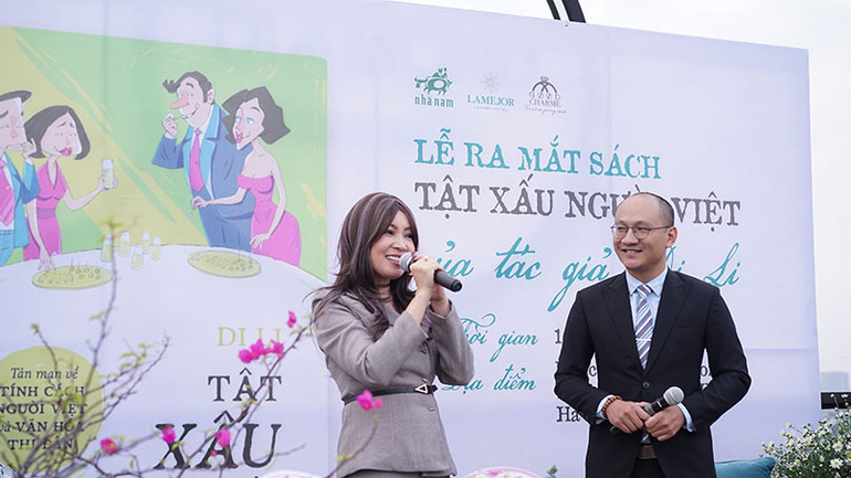 Nhà văn Di Li và nhà báo Phan Đăng trong buổi giới thiệu cuốn sách. (Ảnh: Nhã Nam) Nhà văn Di Li và nhà báo Phan Đăng trong buổi giới thiệu cuốn sách. (Ảnh: Nhã Nam)