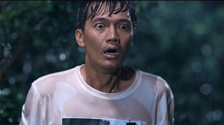 Quang Tuấn trong một cảnh dầm mưa.