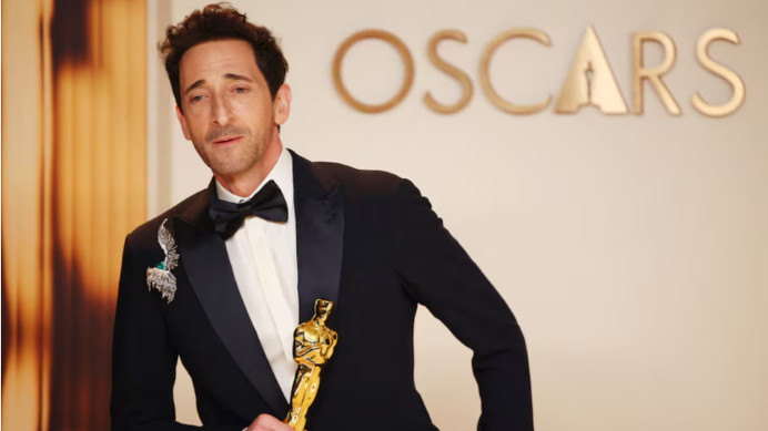 Adrien Brody nhận giải Oscar cho Nam diễn viên xuất sắc nhất.
