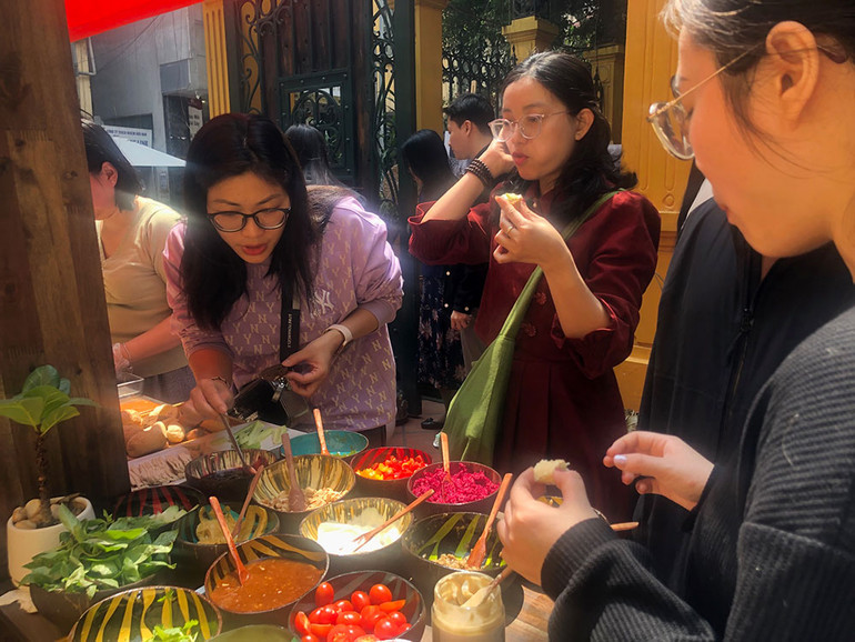 Cùng với nhân là các loại sốt luôn mang đến hương vị riêng biệt cho từng loại bánh mì.