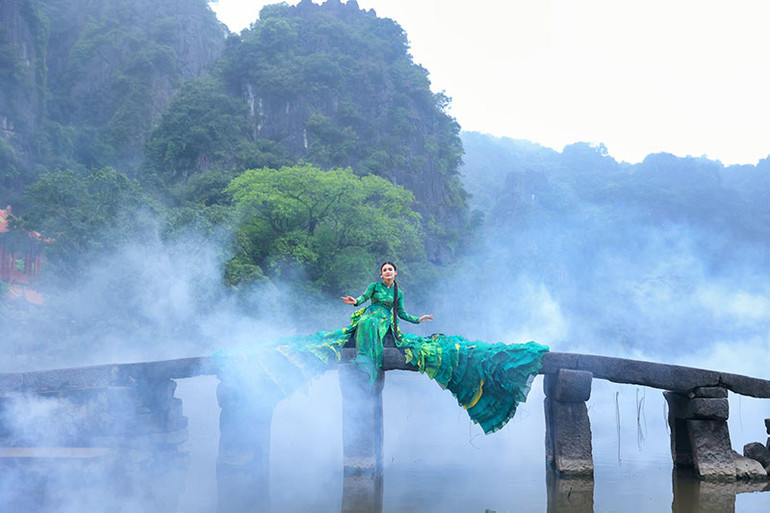 Bối cảnh Ninh Bình ngày mưa, núi non mờ ảo lại rất phù hợp với MV.