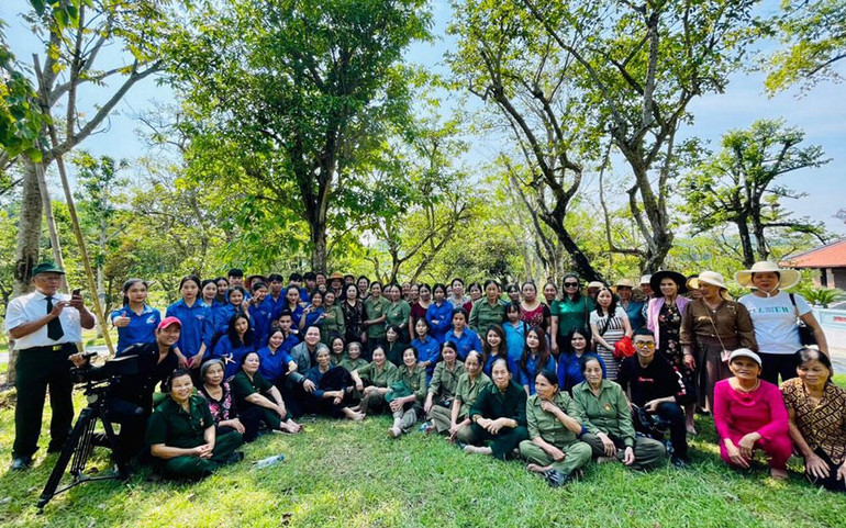 Các cựu thanh niên xung phong phường Bến Thủy, thành phố Vinh, Nghệ An chụp ảnh lưu niệm cùng ê kíp thực hiện MV.