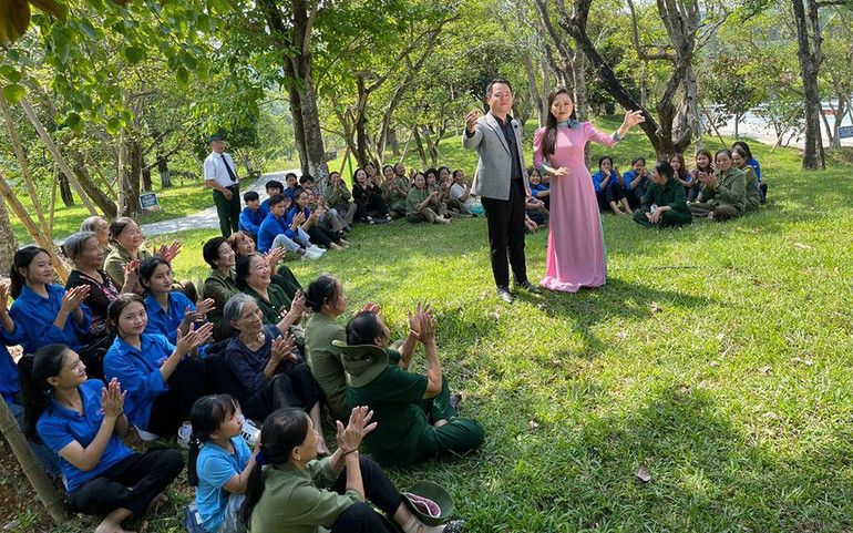 Các cựu thanh niên xung phong cổ vũ hai nghệ sĩ.