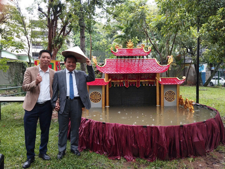 Trời mưa, nhưng khán giả vẫn nhiệt tình chờ đợi để chụp ảnh chung với nghệ sĩ.