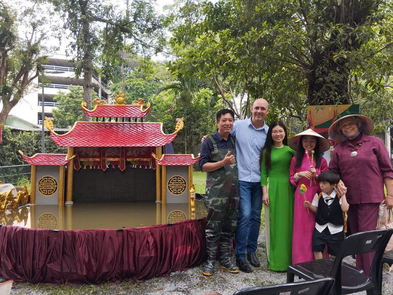 Nghệ sĩ Phan Thanh Liêm chụp ảnh lưu niệm cùng một gia đình Việt Nam - Brazil.