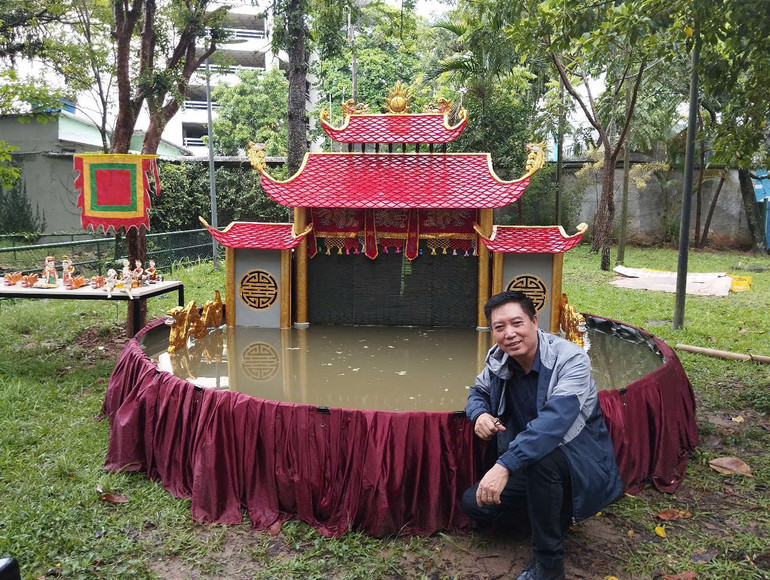 Nghệ sĩ Phan Thanh Liêm và tòa thủy đình thu nhỏ đầy công phu của mình.