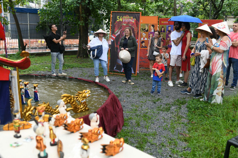 Khán giả Brazil đội mưa xem rối.