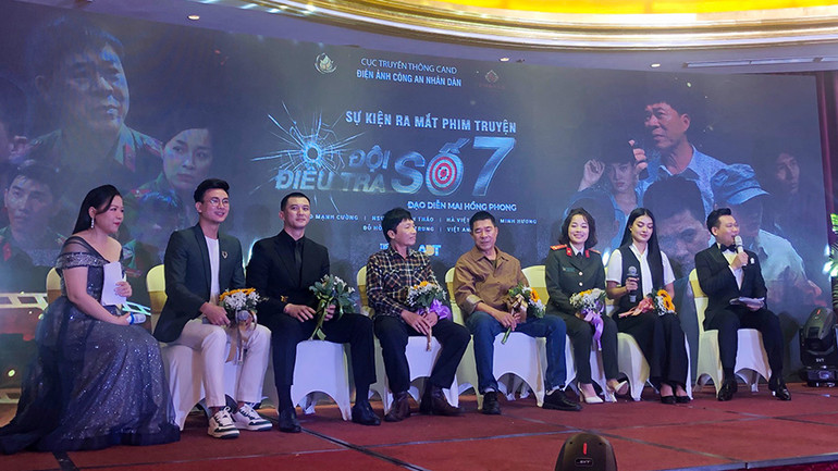 Đoàn làm phim giao lưu cùng báo chí.