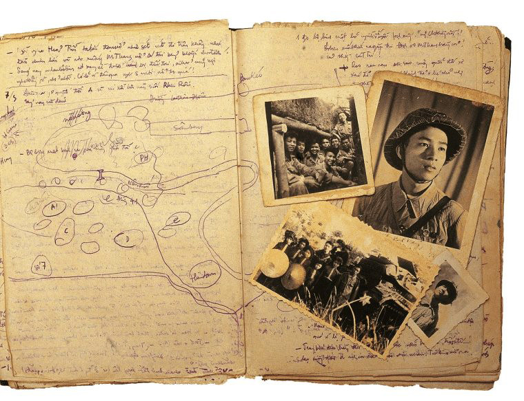 Các trang nhật ký kèm ảnh. (Ảnh từ triển lãm trực tuyến)