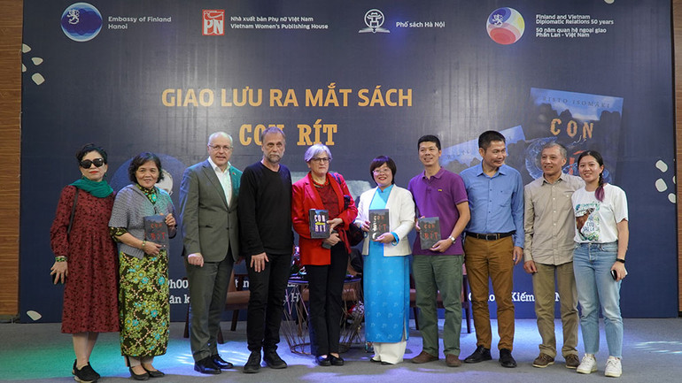 Tác giả Risto Isomaki (áo đen, thứ 4 từ trái sang) trong buổi ra mắt sách.