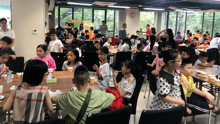 Đông đảo các em nhỏ đã đến tham gia các trò chơi tương tác trong ngày ra mắt bộ sách.