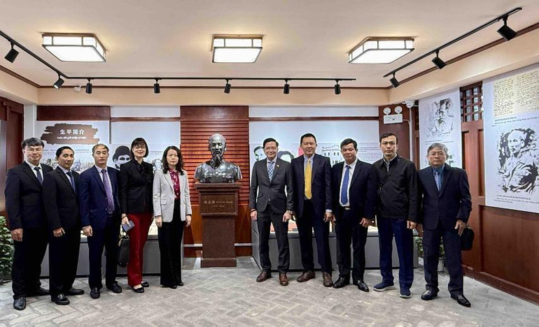 Thăm Khu di tích Nhà ở cũ Chủ tịch Hồ Chí Minh tại Liễu Châu.