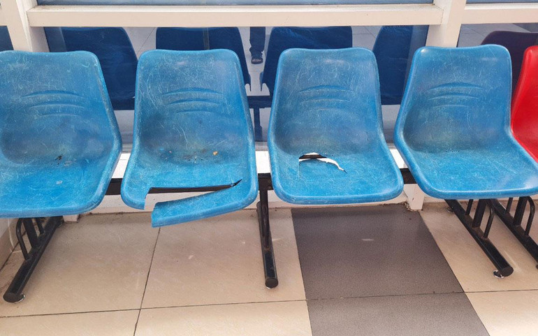 Bên trong tòa nhà, khu vực nghỉ ngơi cũng hoang phế.