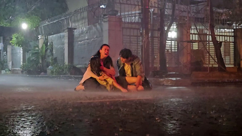 Quyên Qui trong một cảnh quay dưới mưa. Quyên Qui trong một cảnh quay dưới mưa.