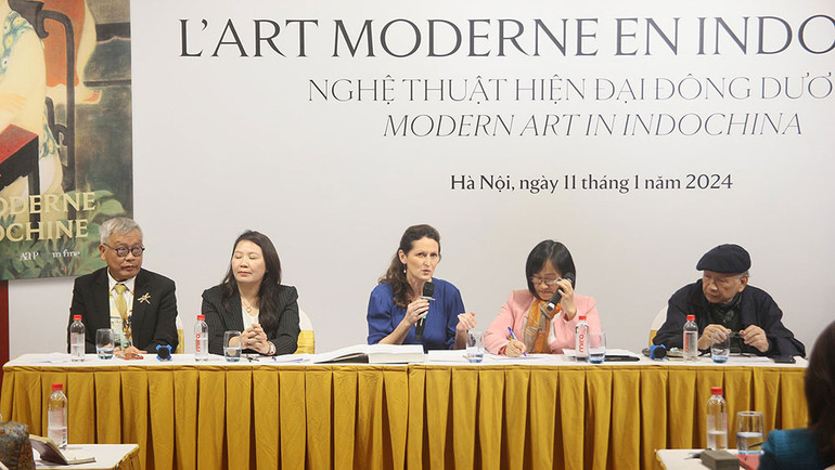 Các diễn giả trao đổi về cuốn sách.