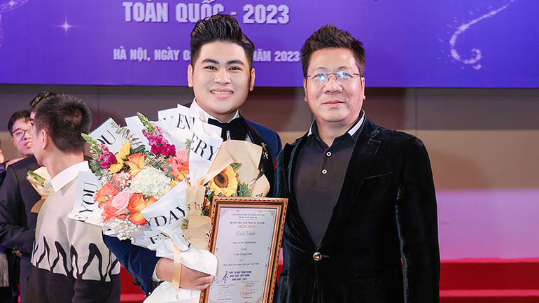 Cảnh Trần và thầy của mình, NSND Quốc Hưng.