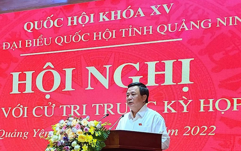 Đồng chí Nguyễn Xuân Thắng phát biểu tại buổi tiếp xúc cử tri thị xã Quảng Yên.