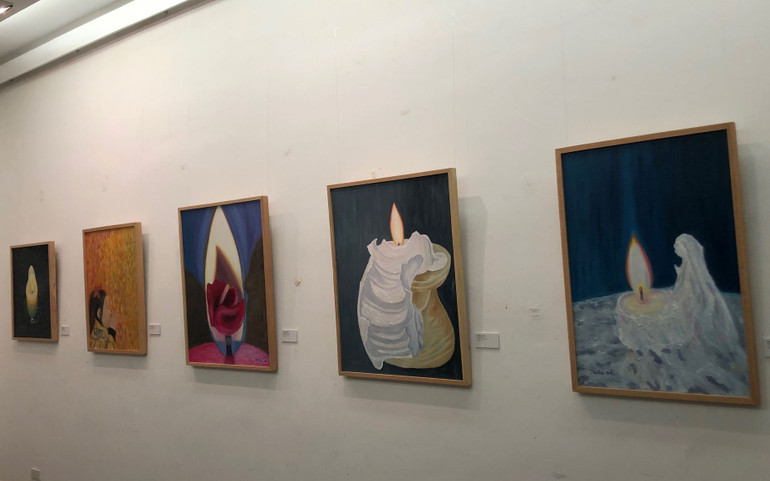 Loạt tranh về ánh sáng và nến của họa sĩ Julia Oh.