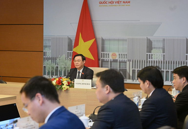 Chủ tịch Quốc hội Vương Đình Huệ phát biểu tại buổi hội đàm trực tuyến với Chủ tịch Nhân đại Trung Quốc Triệu Lạc Tế.