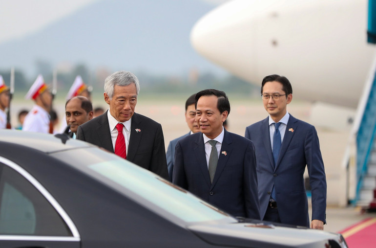Bộ trưởng Lao động, Thương binh và Xã hội Đào Ngọc Dung đón Thủ tướng Singapore Lý Hiển Long tại sân bay quốc tế Nội Bài.