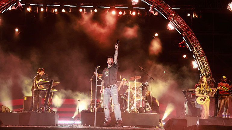 Ca sĩ Adam Levin của Maroon 5 biểu diễn tại Phú Quốc. (Ảnh: 8Wonders) Ca sĩ Adam Levin của Maroon 5 biểu diễn tại Phú Quốc. (Ảnh: 8Wonders)