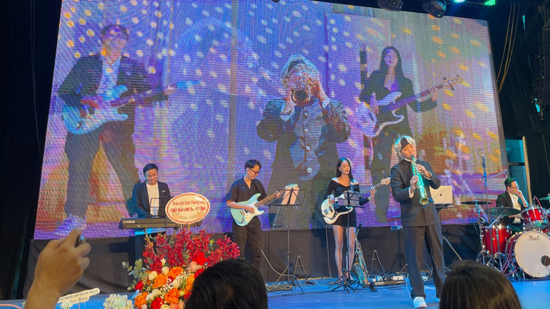 Bảo Anh và ban nhạc. Bảo Anh và ban nhạc.