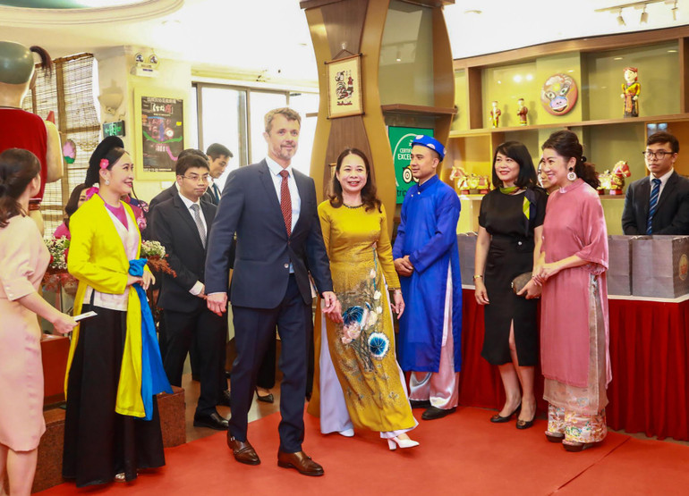 Tiếp đó, Phó Chủ tịch nước Võ Thị Ánh Xuân đón tiếp Thái tử kế vị Đan Mạch tại Nhà hát múa rối Thăng Long.