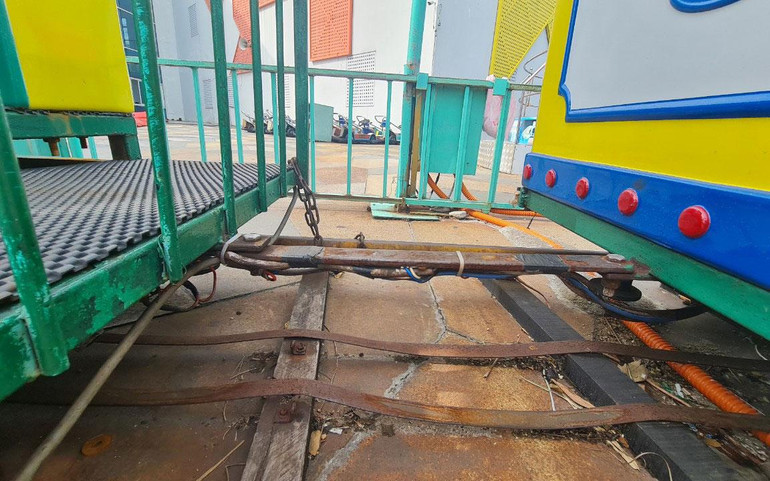 Nhiều nơi như bị bỏ hoang, rỉ sét, hư hỏng.