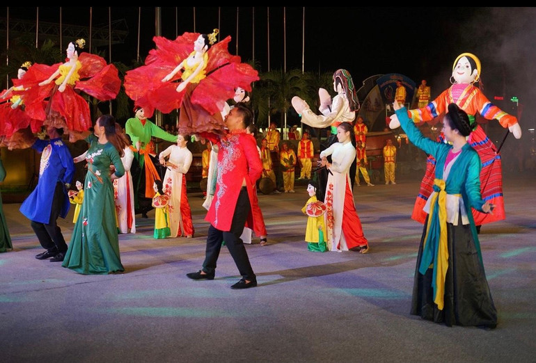 Tiết mục múa rối trên đường phố.