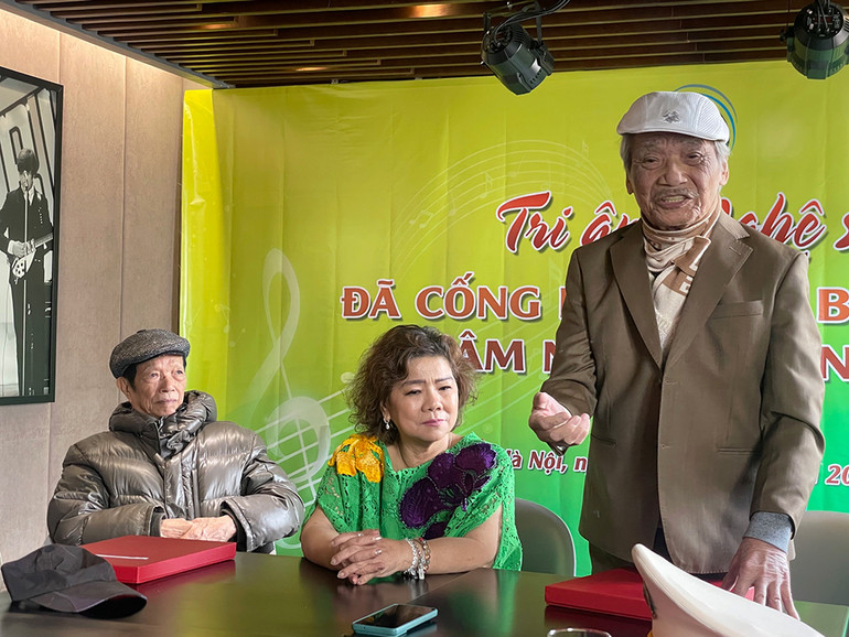 NSND Trần Hiếu hát bài “Có một thời như thế”.